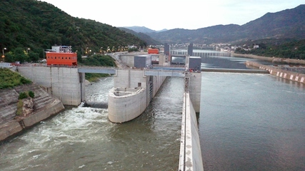福建闽江水口水电站坝下水位治理与通航改善工程二期围堰成功截流